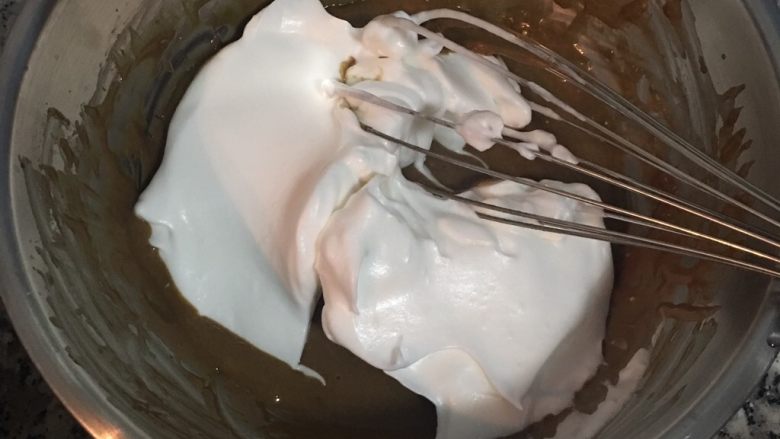 摩卡咖啡戚风蛋糕卷,接着取2瓢蛋白霜混入咖啡蛋黄液中轻拌混匀，