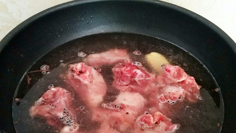 清汤排骨面,锅中注水，放入排骨，花椒粒，姜1片，煮开辍水。