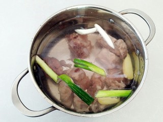 清汤排骨面,所有的食材全部入锅，加入足量的清水。