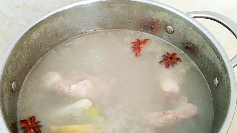 清汤排骨面,断火前调入盐即可。