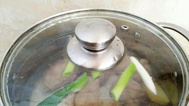 清汤排骨面,盖上锅盖烧开，转中小火炖45分钟。