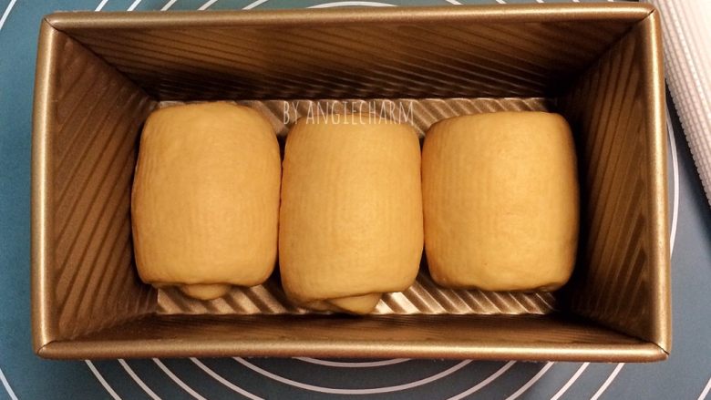 汤种炼乳黄豆粉面包,面团收口向下排进模具。