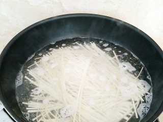 清汤排骨面,面条煮至白心阶段。