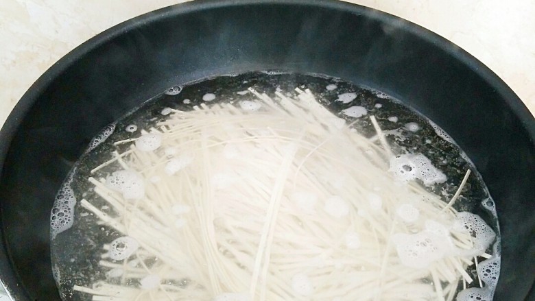 清汤排骨面,面条煮至白心阶段。