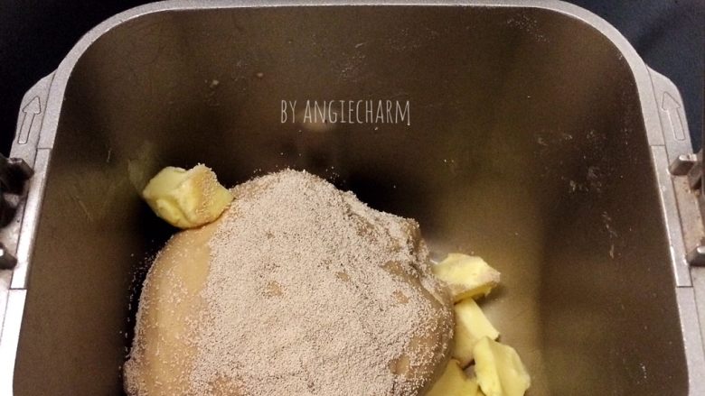 汤种炼乳黄豆粉面包,加入黄油和酵母。