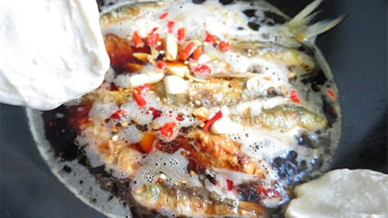 杂鱼锅贴,在熬鱼的过程中，手上沾点水，将面团分成小剂子捏成饼子贴在锅边四周