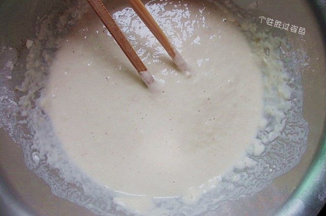 包菜煎饼,加入水，盐搅拌至无干粉的浓稠面糊状