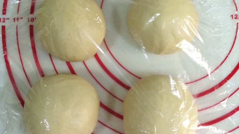 香葱芝士面包,取出发好的面团排气，分成4等份滚圆，盖上保鲜膜静置15分钟。