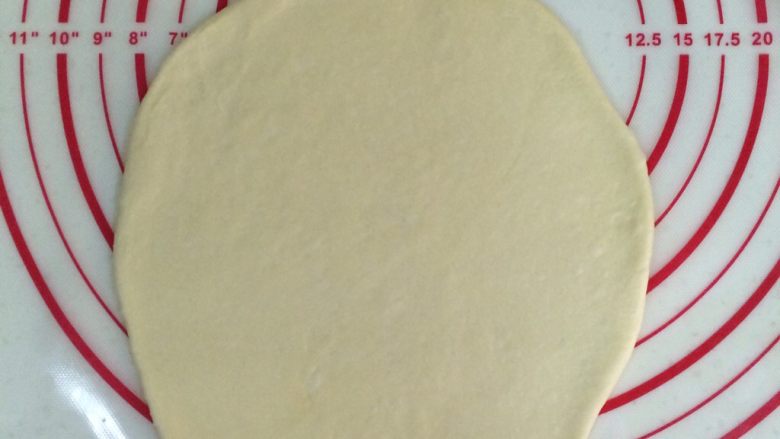 香葱芝士面包,取一个面团，用擀面杖擀成片状，下面可以擀的薄些。