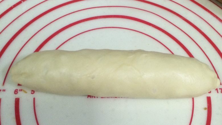 香葱芝士面包,从上往下卷起，收好两边的口，捏紧了。