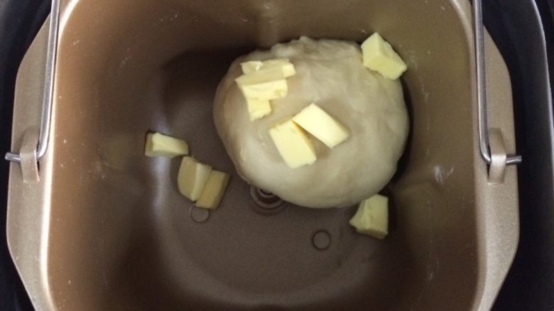 香葱芝士面包,揉至成团时，放入黄油继续揉，全程大概揉40分钟左右。
