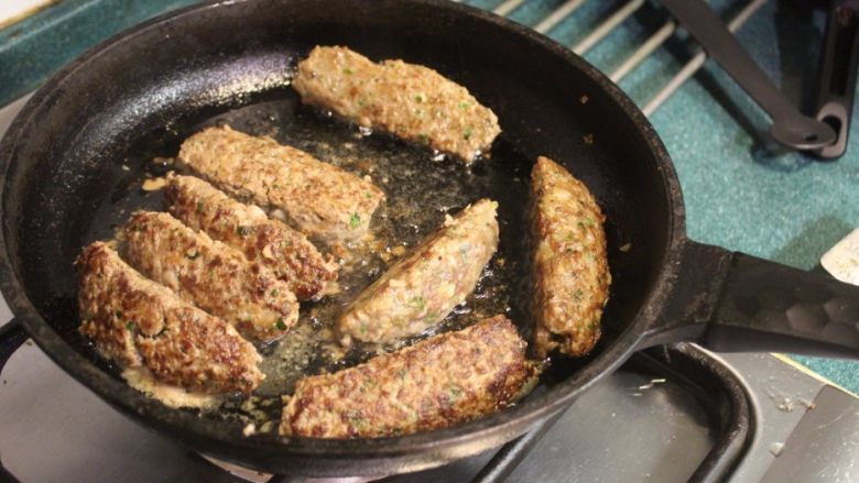 串烧羊肉卷（巴基斯坦风）,平底锅中加热后，加入稍多的油，将肉串轻轻地放入锅中，以中火油煎至每面金黄色。