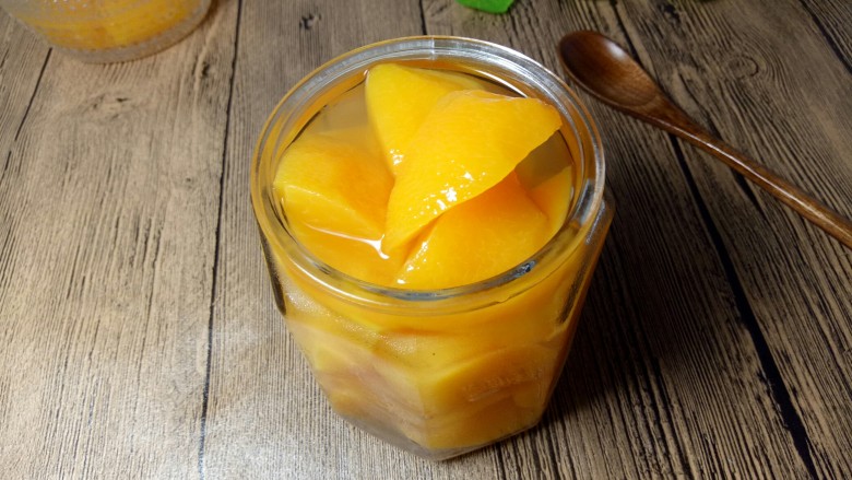 黄桃罐头,这时不建议食用，因为热的口感不好，放凉后，冰箱冷藏几个小时，口感最佳。从冰箱取出，室温放15分钟后再食用。