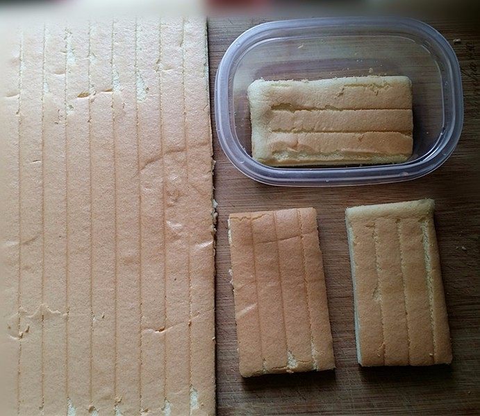 水果奶油盒子,取出待凉后，裁剪4块与盒子大小相似的方块备用