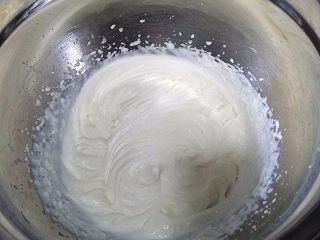 水果奶油盒子,淡奶油+细砂糖倒入盆中，垫冰块用打蛋器打至花纹状