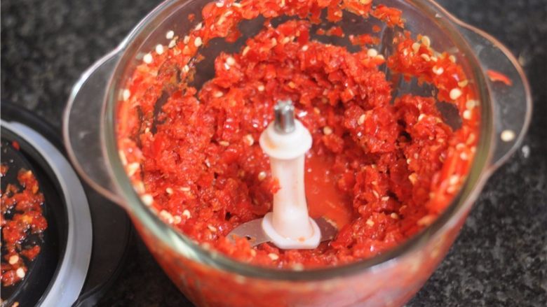 自制剁辣椒,有点颗粒感会更好，这个程度就差不多了。辣椒水可以留着炒菜哦，不要倒掉了