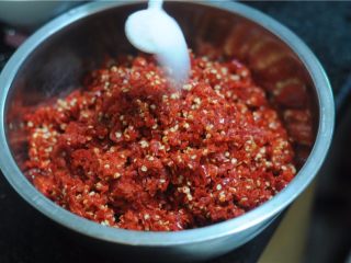 自制剁辣椒,将红尖椒和红辣椒拌匀，放入比炒菜稍微多点的盐