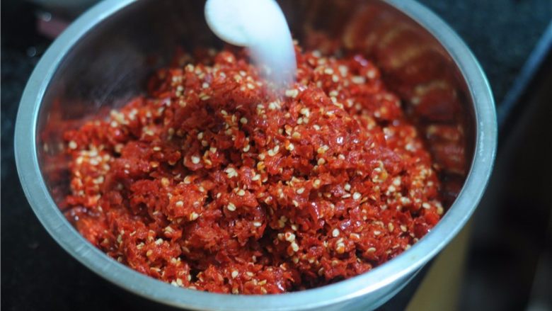 自制剁辣椒,将红尖椒和红辣椒拌匀，放入比炒菜稍微多点的盐