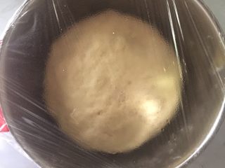 自制油条,盖上保鲜膜在温暖处发酵