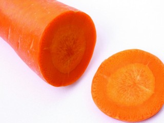 营养蔬果汁,胡萝卜去除外皮洗净切小块放盘中。