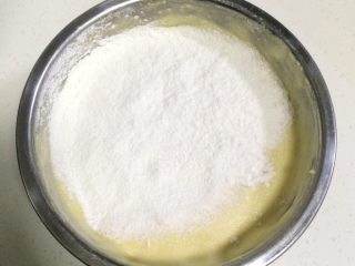 蜂蜜无水蛋糕,将低筋面粉分两次筛入打发的蛋液中。