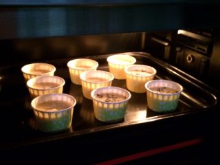 蜂蜜无水蛋糕,入预热好的烤箱中层，上下火，180度20分钟。
