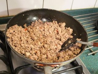 萝卜叶雪里红,将牛绞肉、猪绞肉放入炒至变色，加一些胡椒调味后盛出备用。