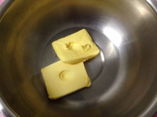 提拉米苏小饼干,准备好饼干所用原料，将黄油切小块软化