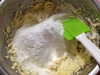 提拉米苏小饼干,将粉类的泡打粉和盐放入面粉中搅合一下， 筛入混合好的面粉