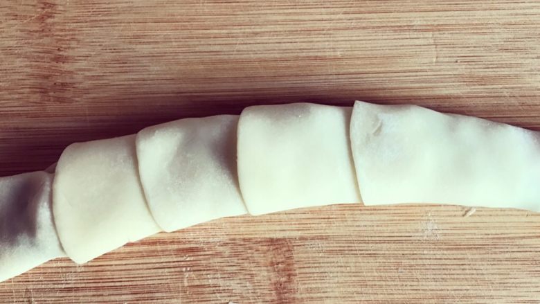 饺子皮葱油饼,卷起来，使肉馅儿和葱包在饺子皮中。