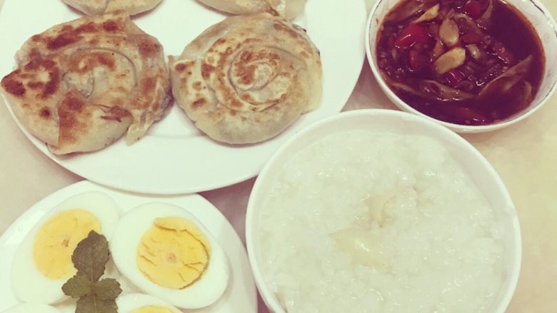 饺子皮葱油饼,配上稀饭、鸡蛋，搅拌菜，便是营养丰富的早餐。