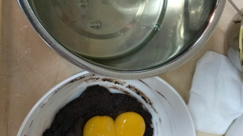 焦糖巧克力戚风蛋糕,蛋清蛋黄分离，蛋清放入无水无油的盆中，蛋黄加入面糊中搅拌均匀
