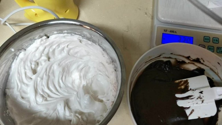 焦糖巧克力戚风蛋糕,取1/3蛋白加入蛋黄糊中切拌均匀，再加入到剩下的蛋白中切拌均匀