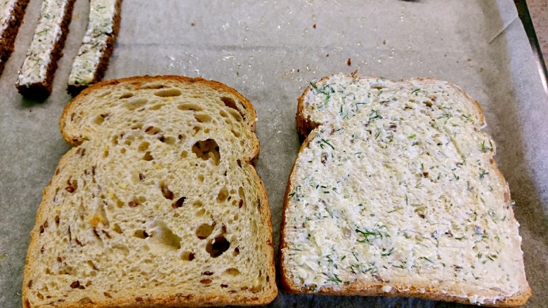 大蒜黄油黑面包,白面包也是一样的做法