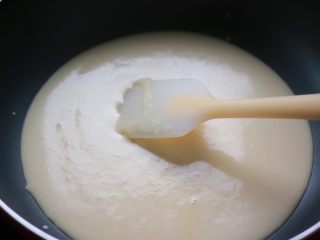 金沙奶黄月饼,直接过筛到锅中