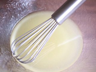 金沙奶黄月饼,首先来制作月饼皮
将花生油、转化糖浆、枧水充分搅匀