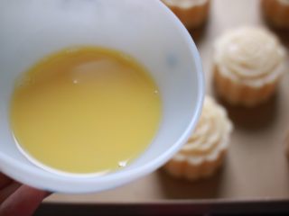 金沙奶黄月饼,取出刷第一次蛋液，蛋黄与水1:1