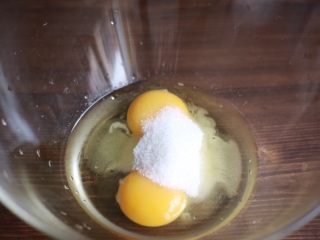 金沙奶黄月饼,加入细砂糖搅匀，不需要打发鸡蛋