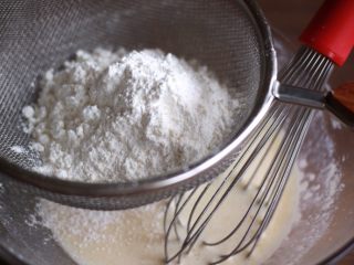 金沙奶黄月饼,然后过筛加入低筋面粉和玉米淀粉