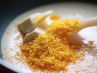 金沙奶黄月饼,将煮熟的咸蛋黄在筛网上压碎，过筛。再放入黄油