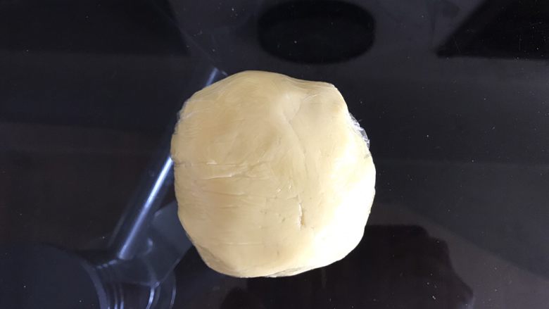 小乌龟菠萝包,制作好的酥皮包上保鲜膜，放冰箱冷藏一小时左右。