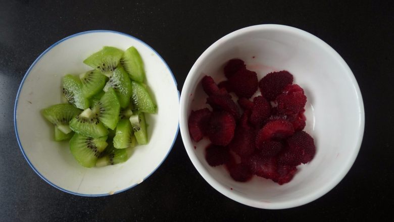 维果C酸奶冰棍,杨梅与奇异果取肉切任意形状