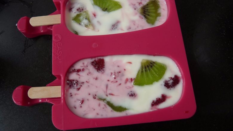 维果C酸奶冰棍,插入木棍入再填入酸奶与水果，也是任意放的
