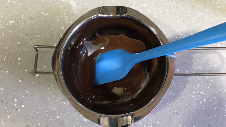 巧克力可可蛋糕卷,巧克力隔水融化。