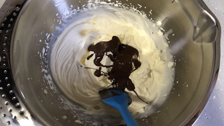 巧克力可可蛋糕卷,巧克力加入打发好的淡奶油，搅拌均匀。