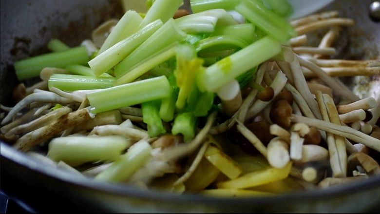 茶树菇干锅鸡,放入芹菜