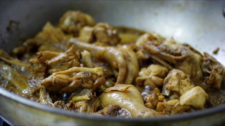茶树菇干锅鸡,大火炒至沸腾