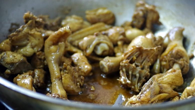 茶树菇干锅鸡,炒到锅底没有什么酱汁时盛出