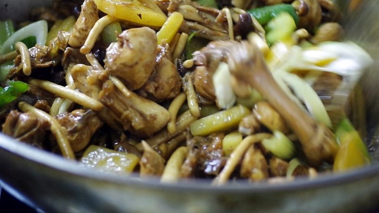 茶树菇干锅鸡,加入鸡块，翻炒均匀。