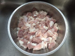 油豆腐塞肉,腿肉切小块洗干净控干水份。